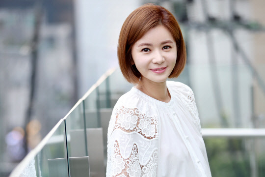 배우 장서희가 지난 9일 서울 강남구 청담동에서 연합뉴스와 인터뷰에 앞서 포즈를 취하고 있다.